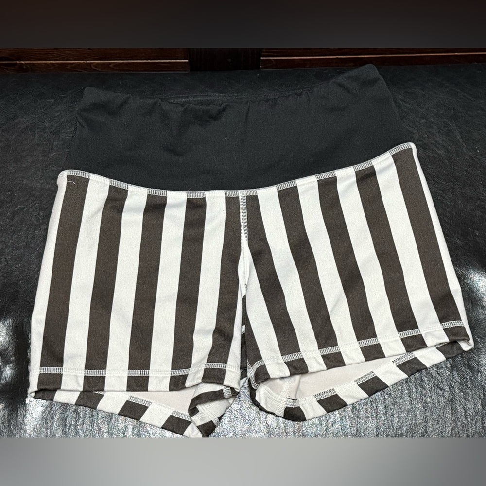 Fleo Black and White 3.5” rise Striped Athletic Shorts - sz S